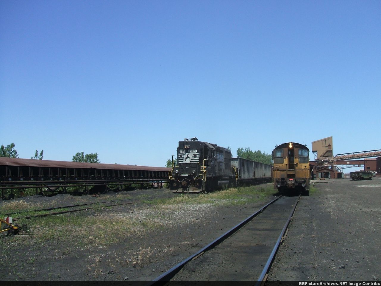 NS pulls empties from North(empty) Yard, Burns Harbor